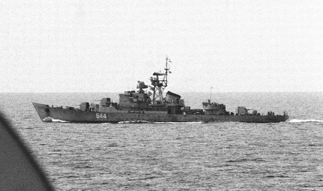 Soviet_Riga-class_frigate_underway