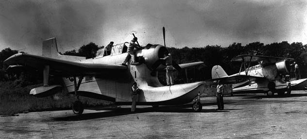 Columbia_XJL-1_and_Grumman_J2F_c1946