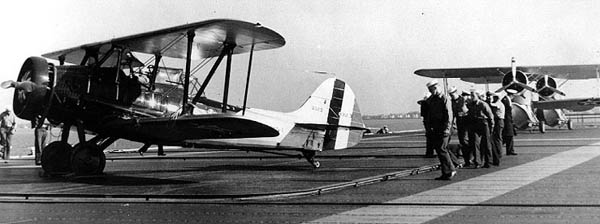 O3U-3_Corsair__ducks-bg-on_USS_Yorktown_1937