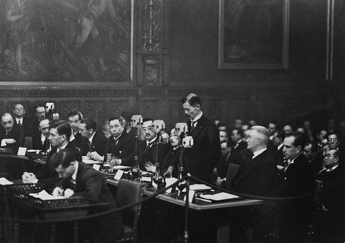 Reijiro_Wakatsuki_giving_a_speech_at_the_London_Naval_Conference