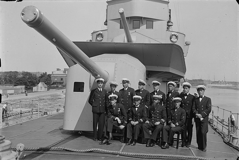 Skoda 140 mm guns and Dutch Officers on deck during her stay in the Netherlands, allegedly 1935