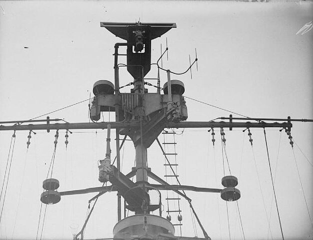 Type-293-AUR-antenna-upper_center_aboard_HMS_Swiftsure_ScapaFlow
