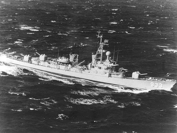 USS_Barry_DD-933_during_Mk_86_gun_fire_control_system_trails_in_1966