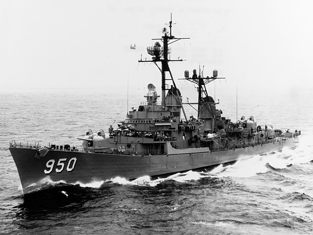 USS Richard S. Edwards underway in the Pacific, 1962