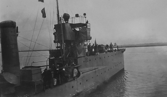 USS Flusser, rear view, details of the forecastle and bridge