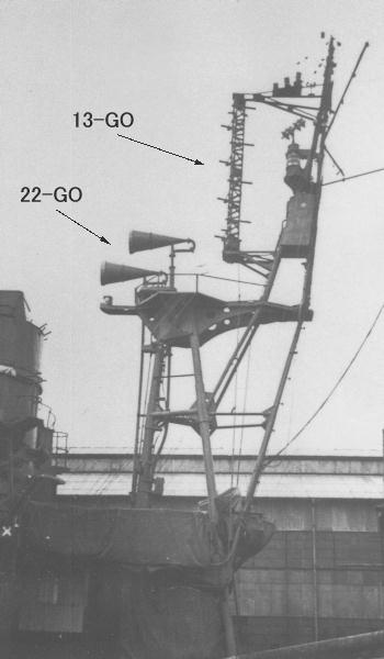 22-GO_and_13-GO_radar_on_forward_mast_of_japanese_destroyer_Harutsuki