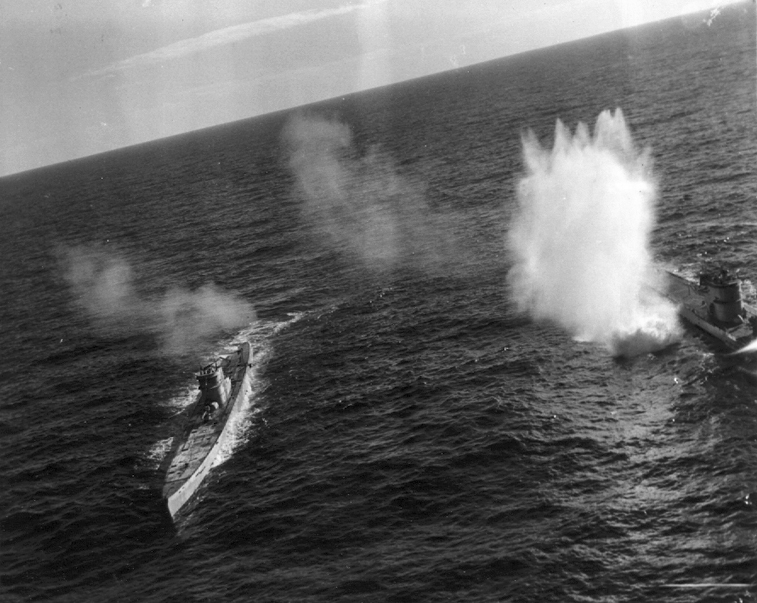 U-66_U-117_Luftangriff