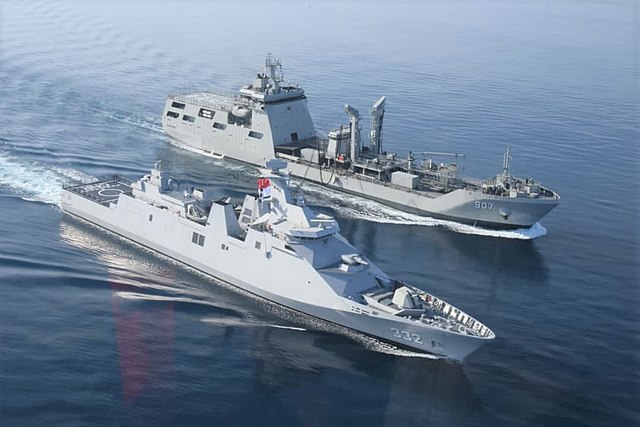 KRI_I_Gusti_Ngurah_Rai_332_and_KRI_Bontang_907_RAS