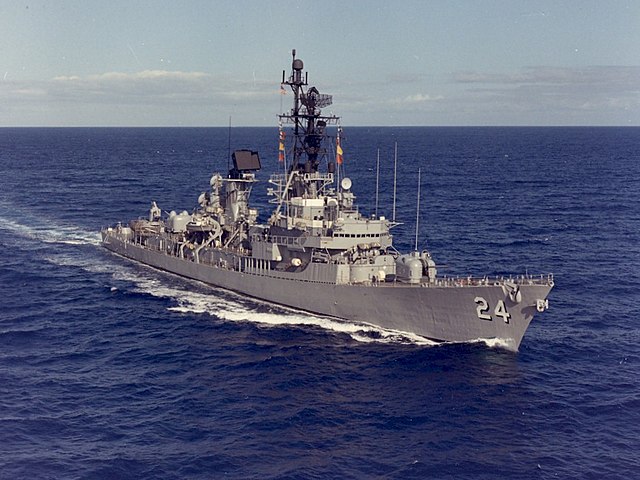 USS_Waddell_DDG-24_underway_in_1974