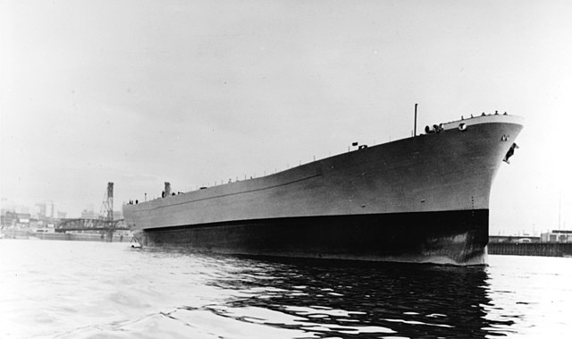 USS_Rabaul_CVE-121_hull_June_1945