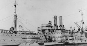 USS_Camden_AS-6_with_four_R-class_submarines_San_Diego_early_1920s