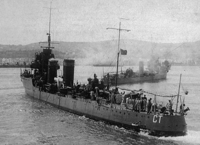 The destroyer photographed probably around 1929, with the dark gray livery and a yellow band around the top of the funnels