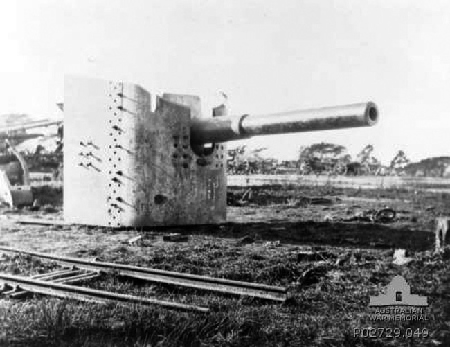 SMS_Emden_10.5_cm_gun_AWM_fwd