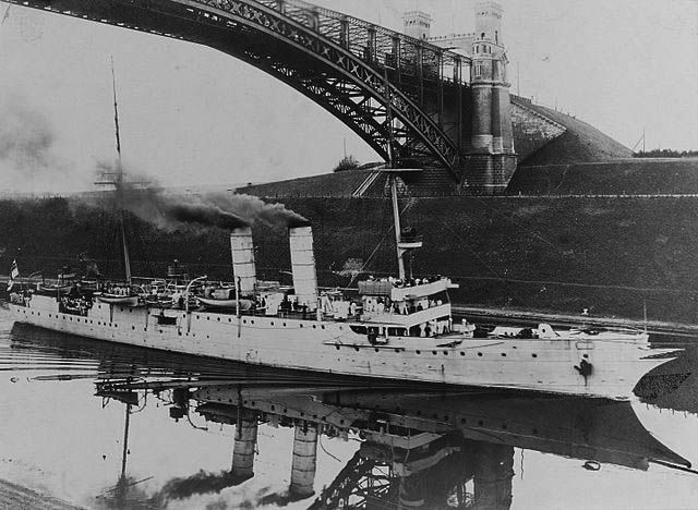 SMS Nautilus under the Levensau Bridge