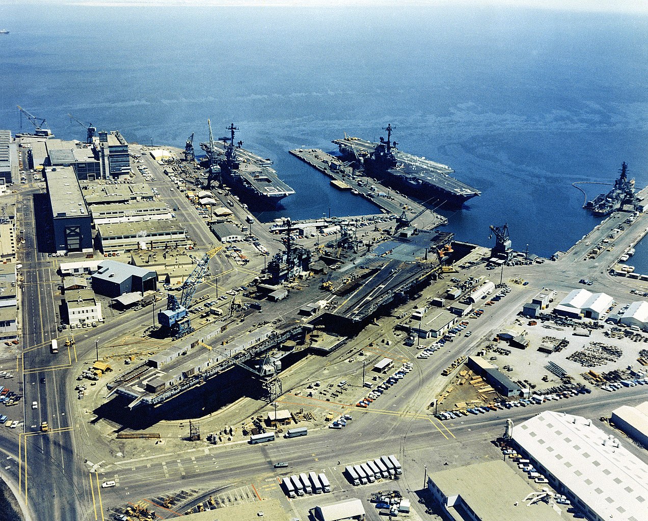 Hunters_Point_NS_with_three_carriers_-coral-sea-1971