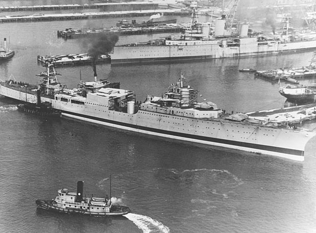USS_Augusta_USS_Houston_Newport_News_Shipbuilding_1_February_1930