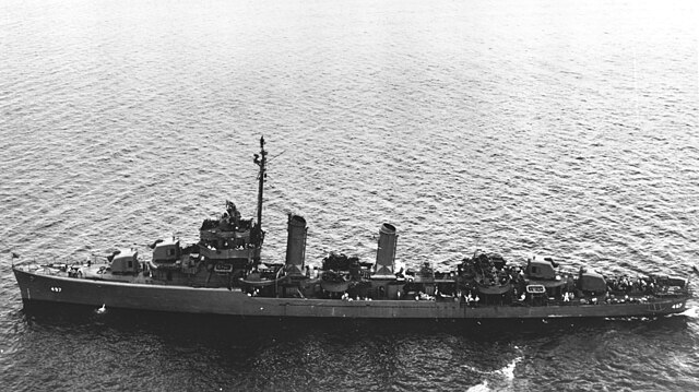 USS_Frankford_DD-497_at_anchor_off_New_York_on_19_June_1945