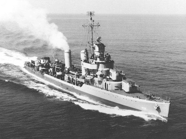 USS_Ludlow_DD-438_underway_March_1945