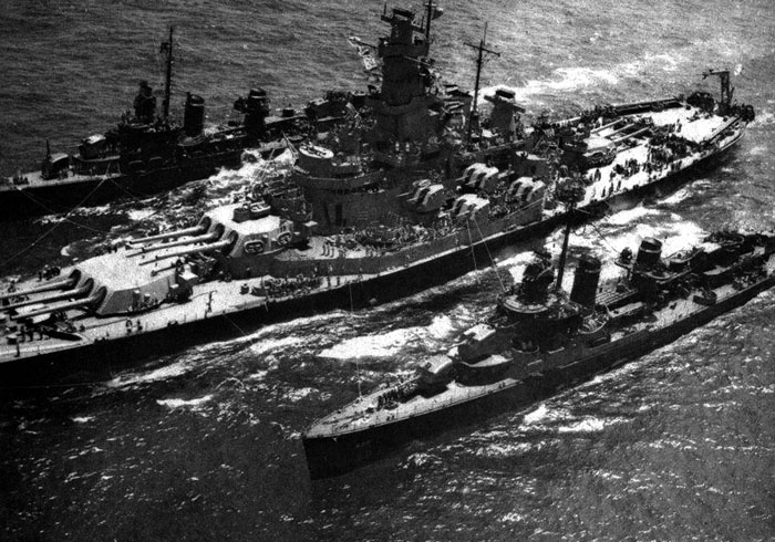 USS_Massachusetts_refuels_Fletcher_class_destroyers_1945