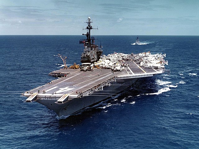 USS_Midway_underway_in_the_Pacific_Ocean_19_April_1971
