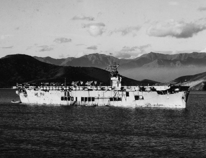 USS_Sangamon_in_harbour_c1943