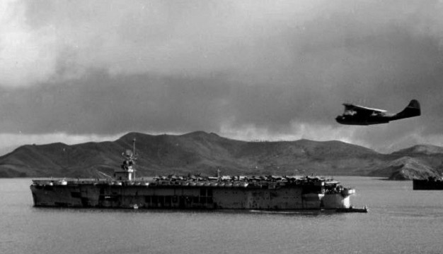 USS_Sangamon_in_the_Solomons_1943