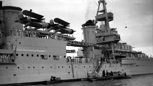 US_cruiser_LOUISVILLE_in_Sydney_Harbour_13_February_1938-side-detail